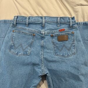 Women’s Wrangler cowboy cut slim fit jeans.